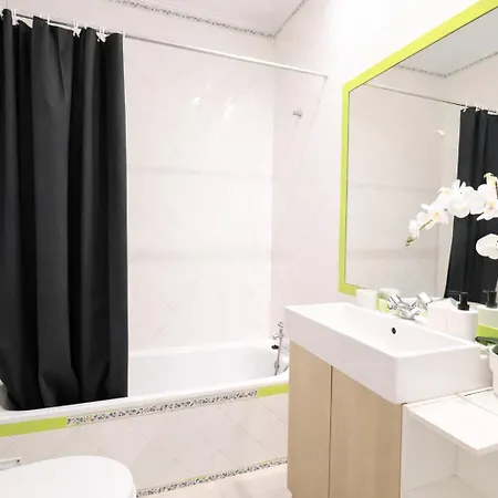 Campo De Ourique Portuguese 2-bedroom With Backyard Apartment
