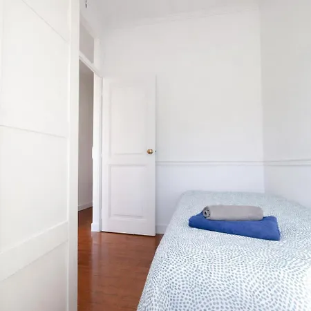 Campo De Ourique Portuguese 2-bedroom With Backyard Apartment *