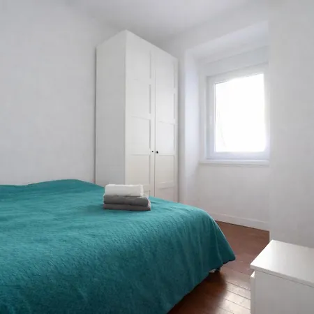 Campo De Ourique Portuguese 2-bedroom With Backyard Lisbon