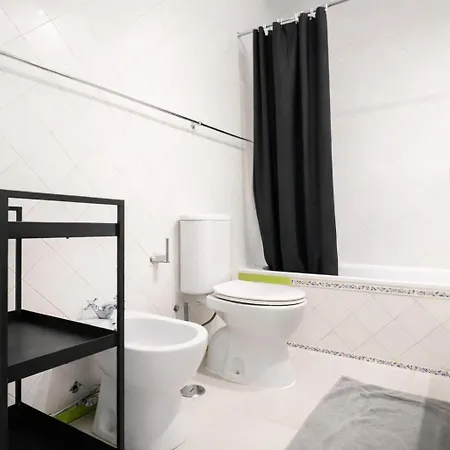 Campo De Ourique Portuguese 2-bedroom With Backyard *