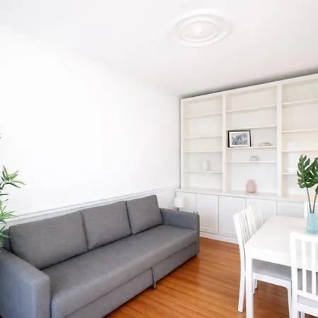Campo De Ourique Portuguese 2-bedroom With Backyard